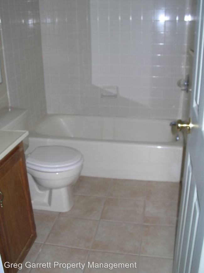 Building Photo - 748 Rock Crest Ct