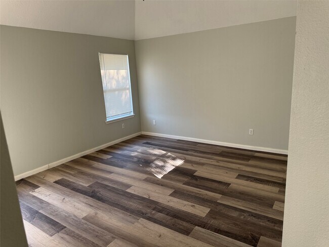 Building Photo - 18131 Beaverdell Dr