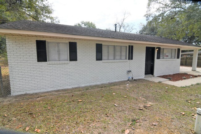 Foto del edificio - Newly Renovated!  3 bedroom, 1 bath home off Baker Blvd with easy access to Plank