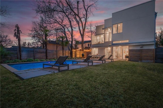 Building Photo - 6338 Lakeshore Dr