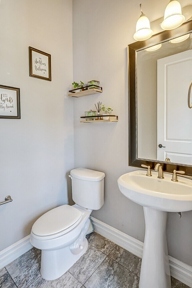 Building Photo - 1237 W 24th St