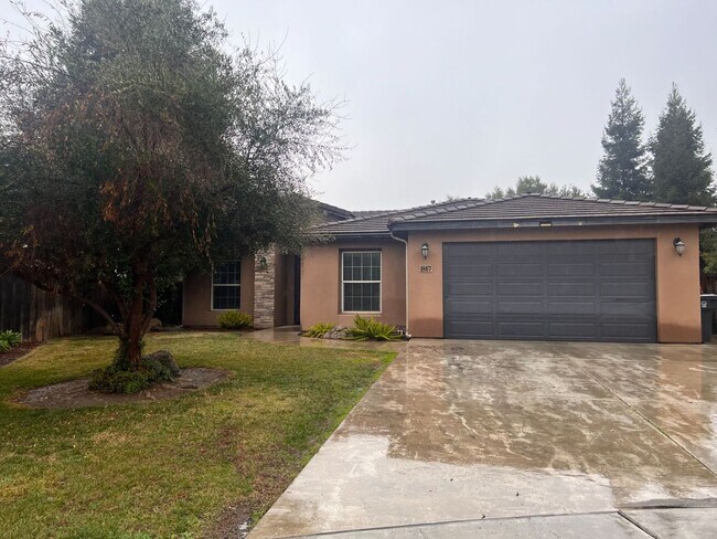 Building Photo - 1867 ADMIRAL 4 BEDROOM 2 BATHROOM - TULARE