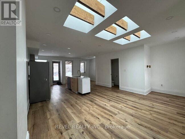 Building Photo - 290 Gerrard St E