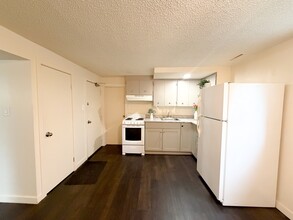 Building Photo - 381 Leslie St