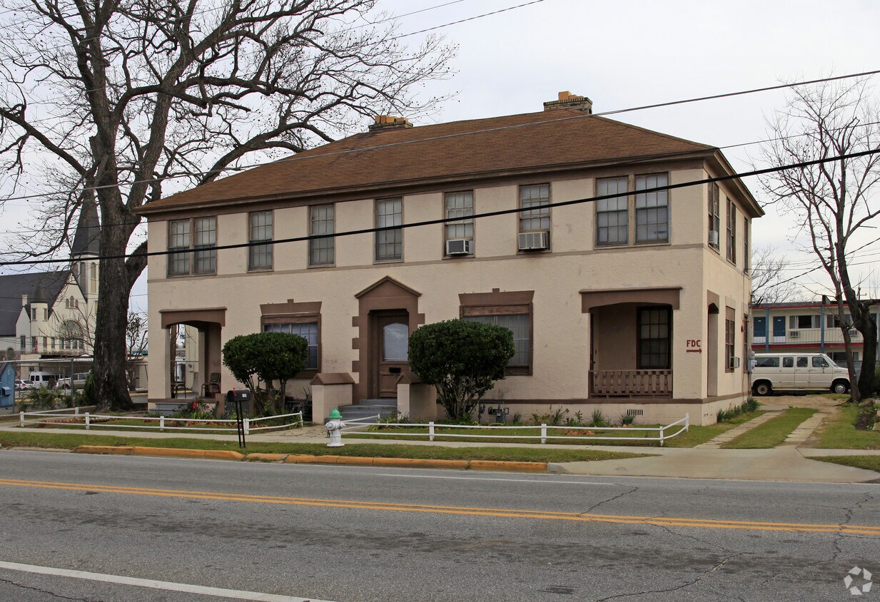 Building Photo - 105 N Oak