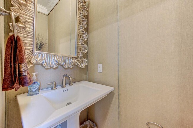 Building Photo - 1045 Memorial Village Dr