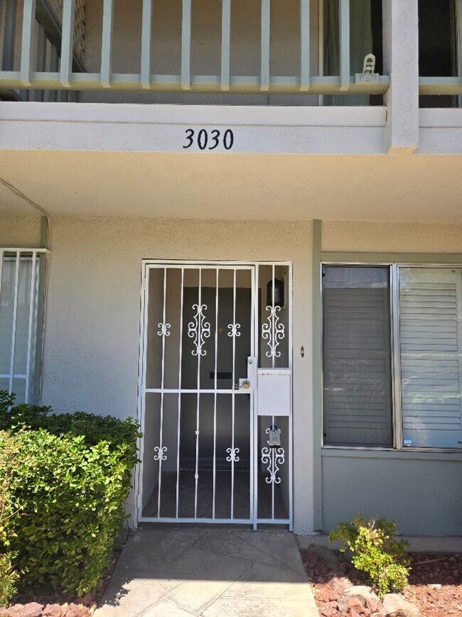 Building Photo - A Fabulous 3 Bedroom Townhome Centrally located.