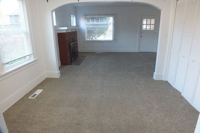 Building Photo - 1 Bedroom Duplex!