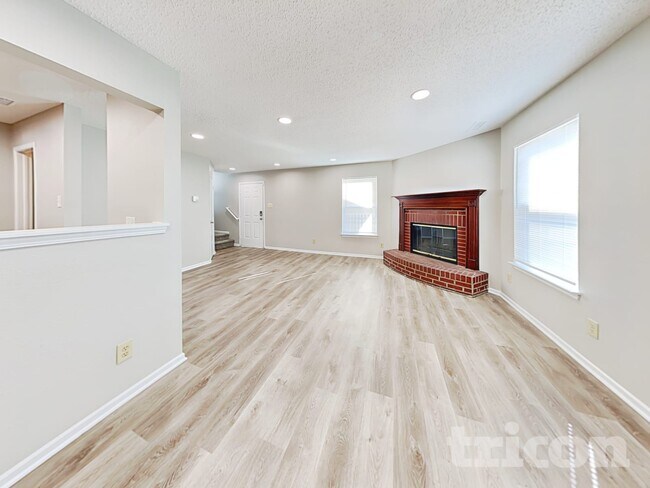 Building Photo - 631 Fern St