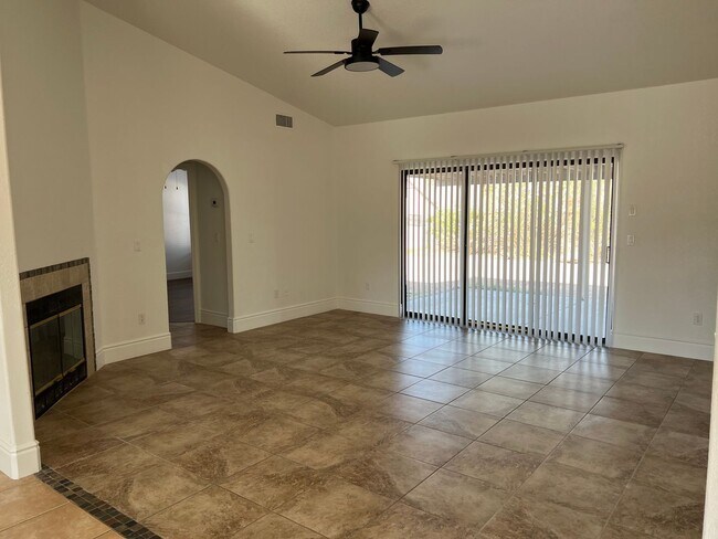 Foto del edificio - Newly Remodeled 3 Bedroom Home in Fort Mohave 1st Month's Rent Free