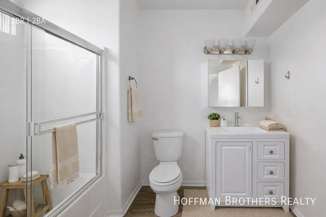 Building Photo - 251 Robinson St