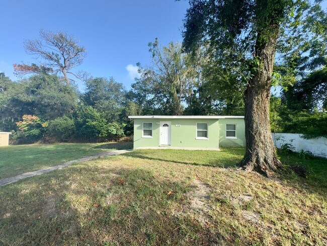 Foto del edificio - Charming Two Bedroom, One Bath Single Family Home Nestled in Leesburg FL!