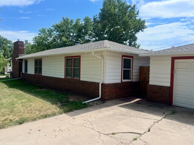 Foto del edificio - 3 BED | 1.5 BATH | SPACIOUS HOME | CENTRAL