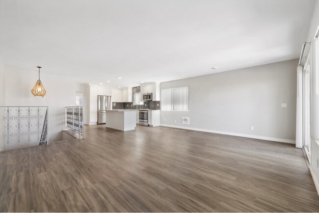 Foto del edificio - 2445-47 Newcastle Ave
