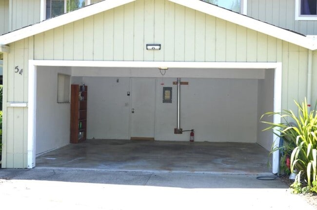 Building Photo - Large 3 bedroom Townhome with Community Po...