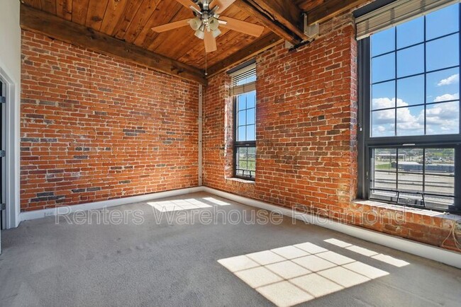 Building Photo - 251 Rocketts Way