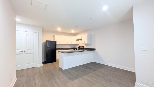 Foto del edificio - 313 N Navy Blvd