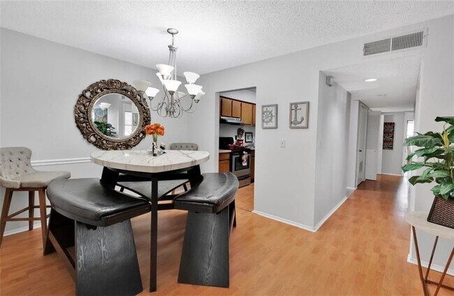 Building Photo - 2411 Huntingdon, 2411