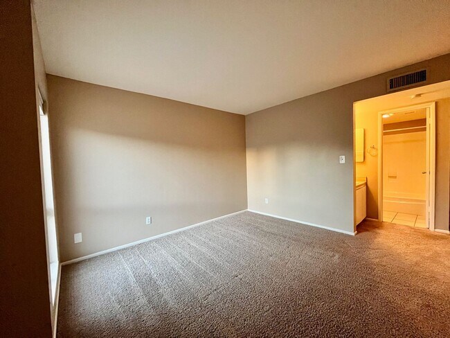 Building Photo - 1701 W Tuckey Ln