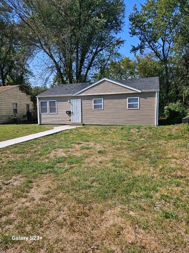 Building Photo - Enjoy this beautifully remodeled 3-bedroom, 1-bath home