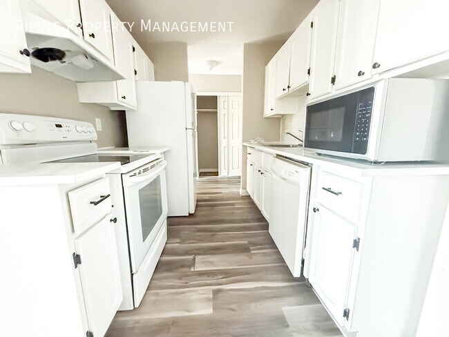 Photo du bâtiment - Modern 2 Beds, 1 Baths Apartment/Condo | N...