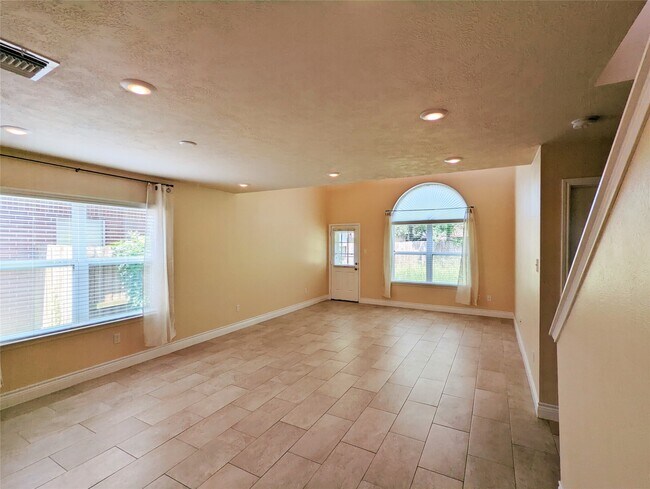 Foto del edificio - 8815 Lyndonnille Falls Ln