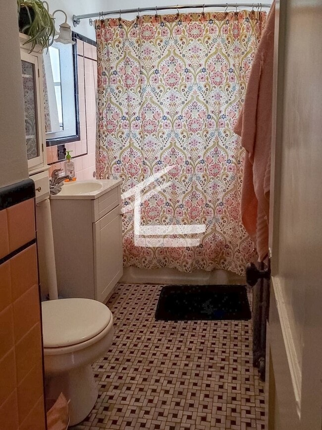 Building Photo - Nicely renovated 3 bed single family house...