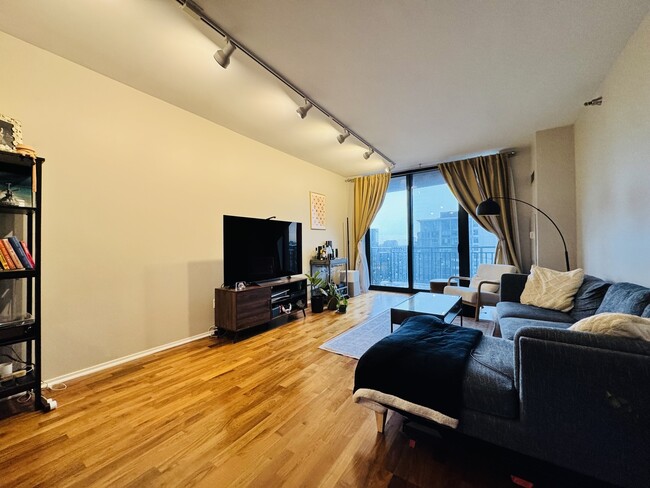 Building Photo - 330 N Jefferson St