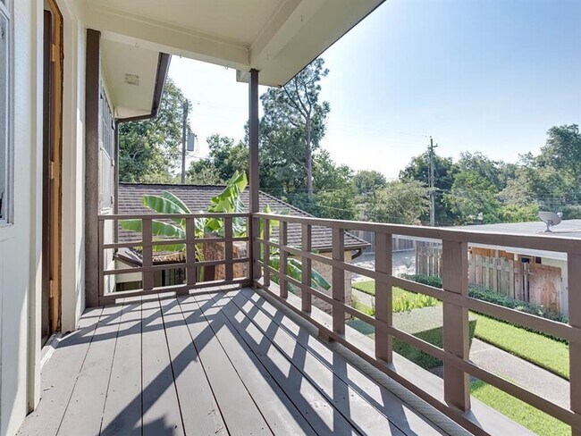 Building Photo - 1326 Town Cir