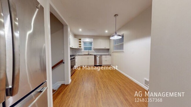 Building Photo - 1347 Elliott Ave - Gorgeous 3Bed/1.5Bath M...