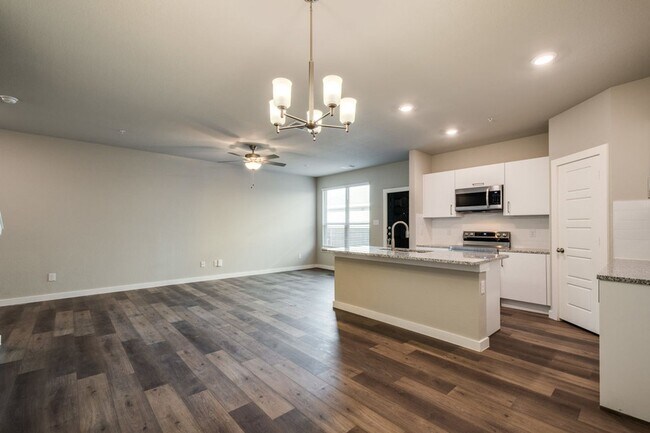 Foto del edificio - GORGEOUS 2 BEDROOM FOUR PLEX LOCATED IN MI...