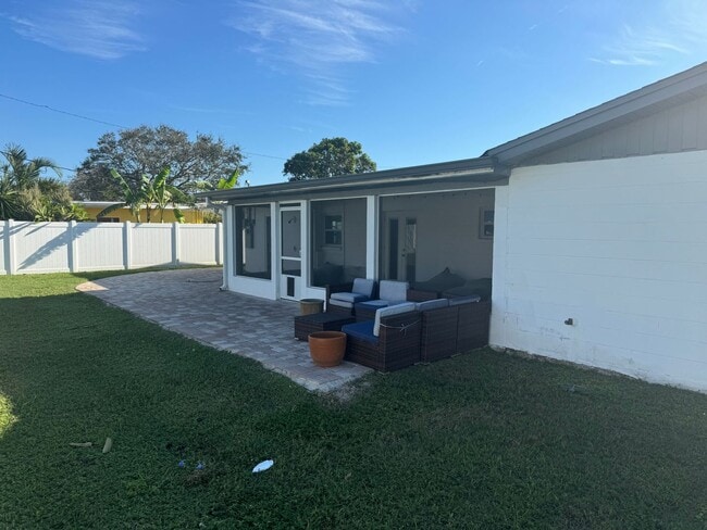 Building Photo - Beautiful 4 bedroom, 2 bathroom home