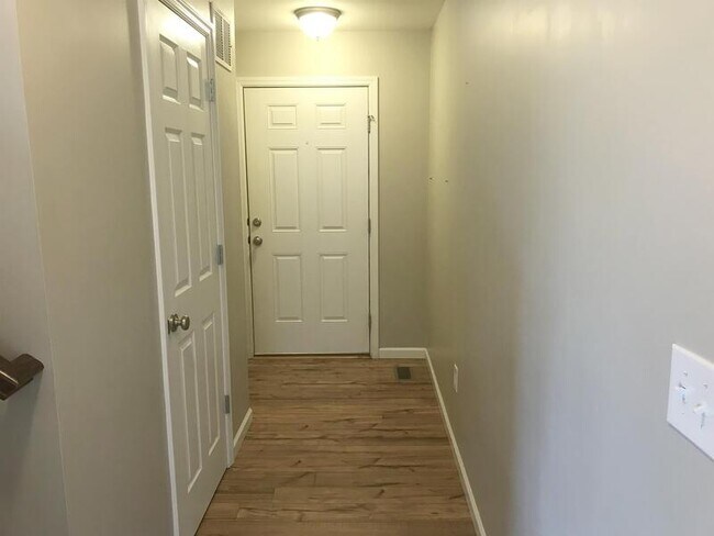 Building Photo - 809 Foxgrove Dr