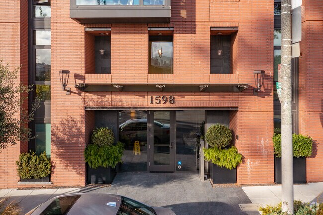 Entrada - 1598 Bay St