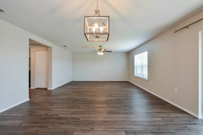 Building Photo - 13537 Laranja St