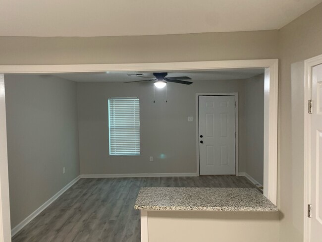 Building Photo - 3605 Thomas Dr