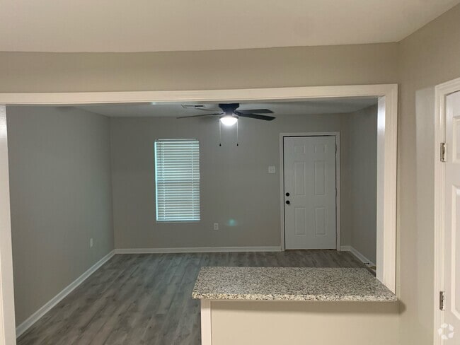 Building Photo - 3605 Thomas Dr