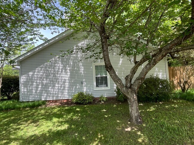 Foto del edificio - Now Available to View! Immaculate 2 bed, 2 bath, Fireplace, Garage, Granite and More!!