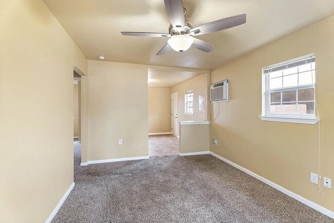 Building Photo - 824 Del Rio Dr