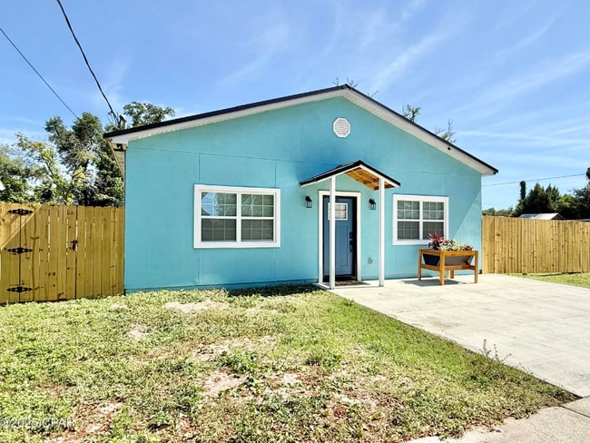 Building Photo - 1409 E 6th Ct