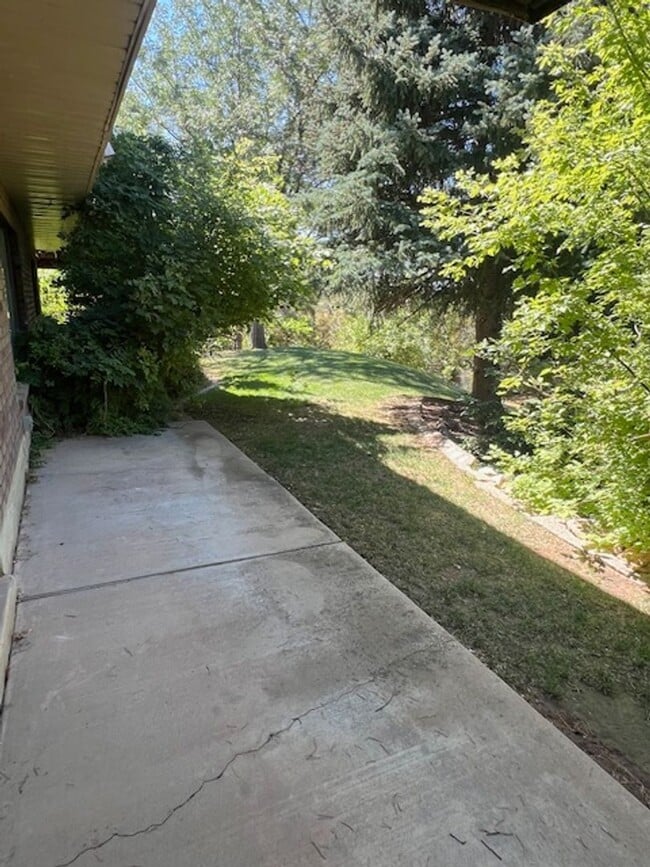 Building Photo - Beautiful home with amazing views and larg...
