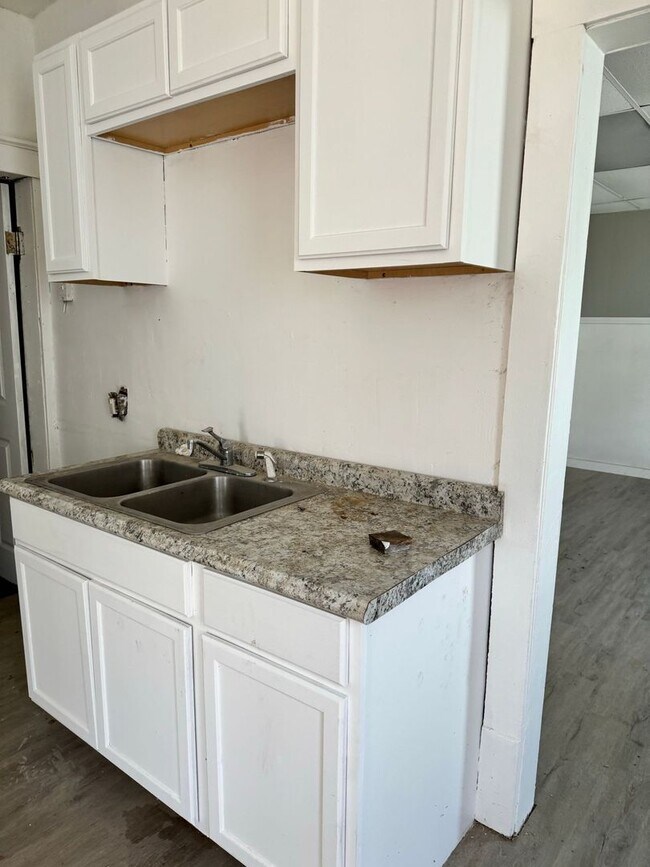Building Photo - Spacious single home