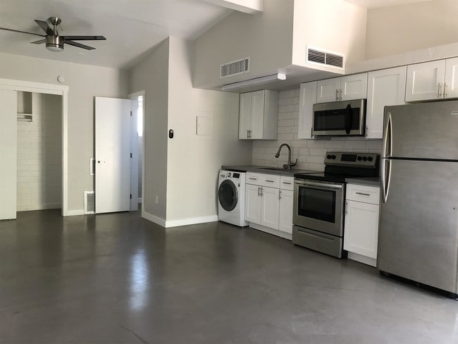 Building Photo - 310 W Pasadena Ave