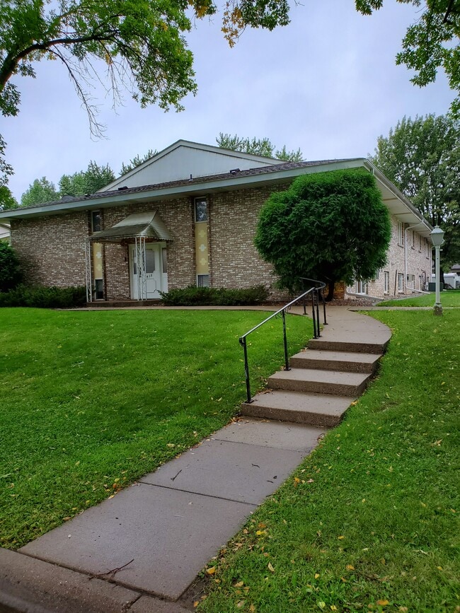 Building Photo - 438 Dakota St S
