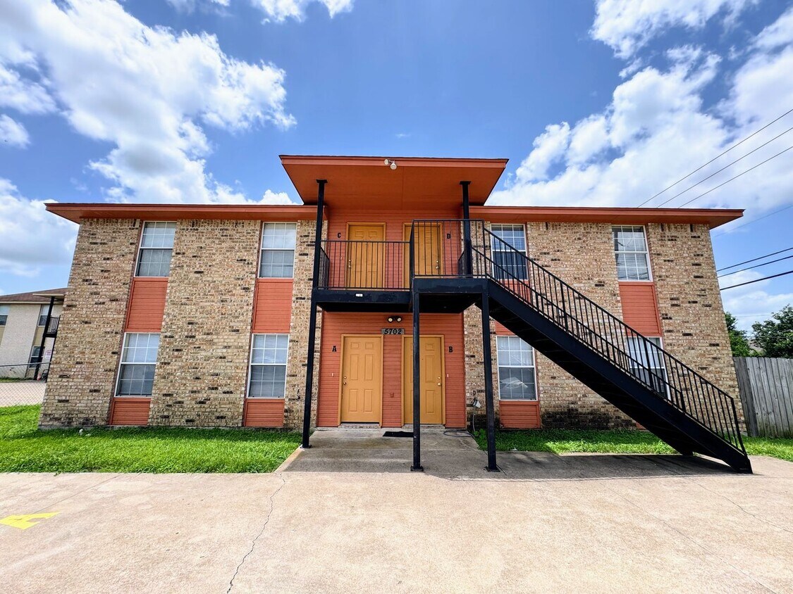 Primary Photo - 5702 Greengate Dr