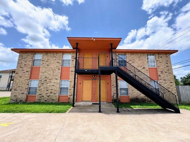 Building Photo - 5702 Greengate Dr