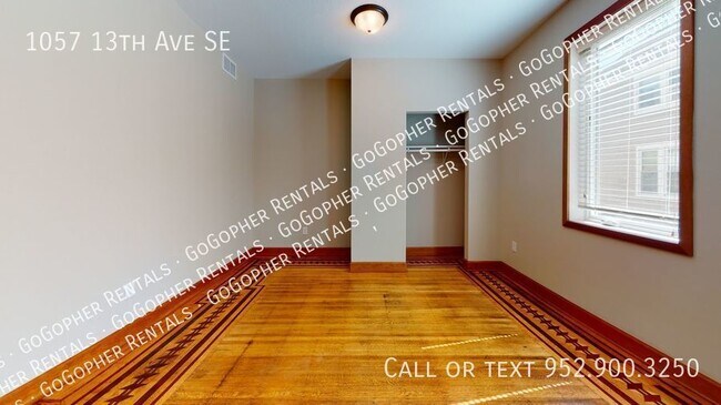 Building Photo - Spacious 5 Bedroom Duplex Close to U of M ...