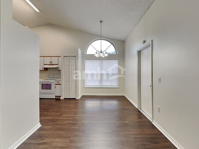 Foto del edificio - 555 Whiskey Creek Ct