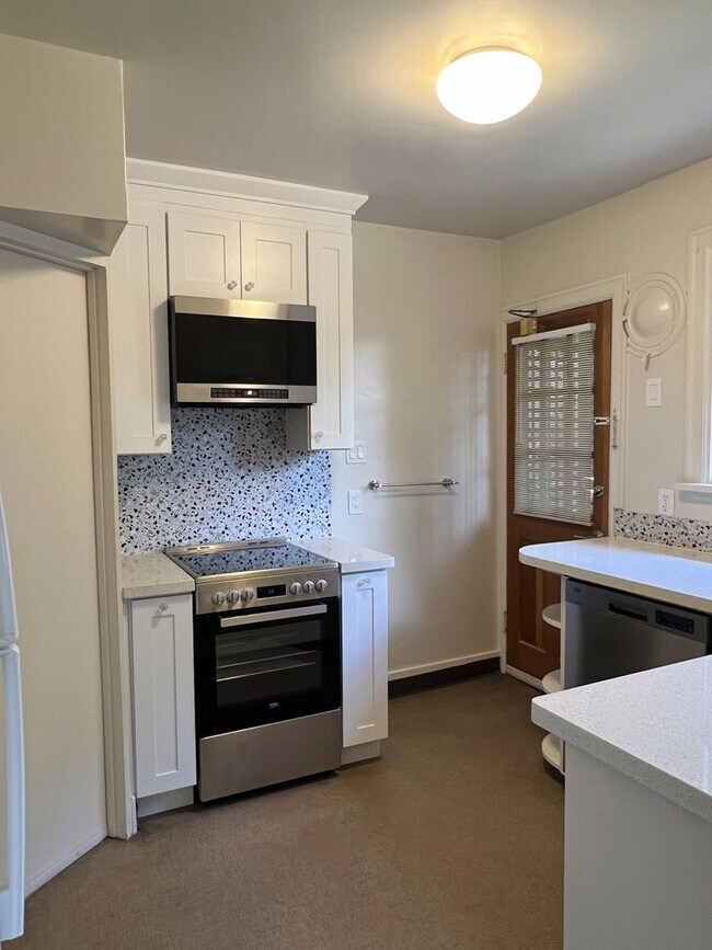 Building Photo - Stunning Historic 1bed + den in Montlake