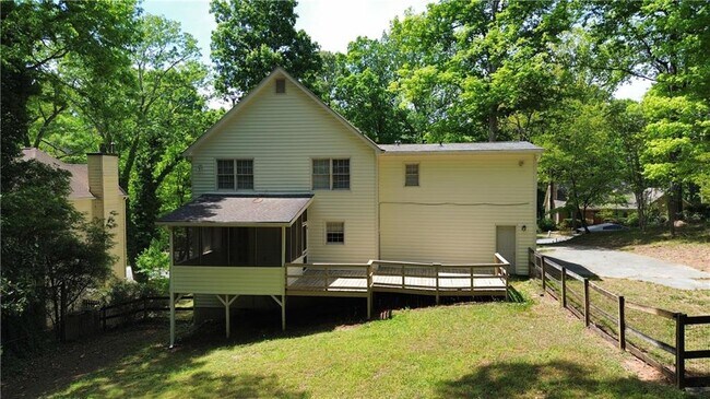 Building Photo - 1359 Willowbrook Dr SW